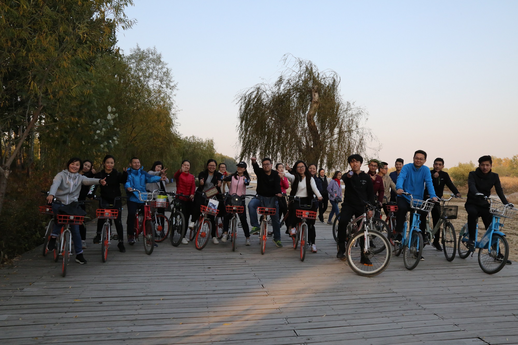 威龍公司10月份積分游戲快樂會議在北辰濕地成功舉行